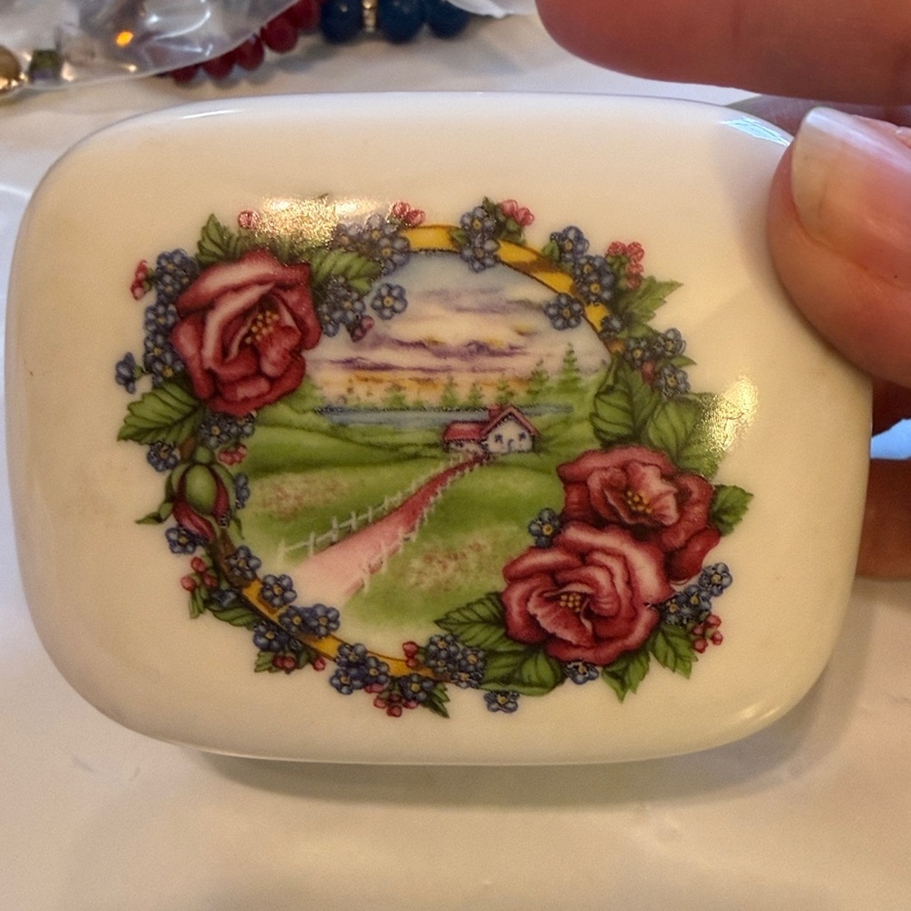 Heritage House porcelain music box. It is a vintage, limited-edition  1985
